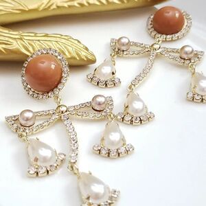 Selena Pearls Bar Post Earrings